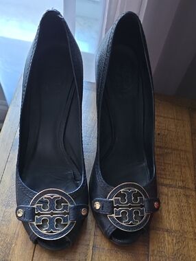 Tory Burch Black Leather Peep-Toe Pumps with Gold Medallion Size 7